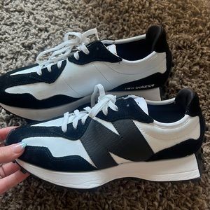 NEW BALANCE WOMEN'S 327 BLACK WHITE BLACK SNEAKER EXCELLENT COND SZ 8.5